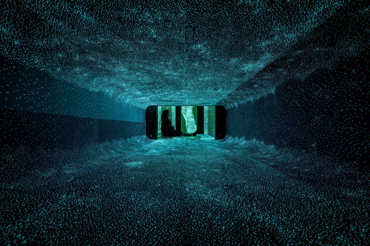 Salle audio/visuelle immersive absolue « D/R/M » par EY∃(BOREDOMS)